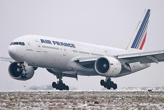 Ett lyftande flygplan